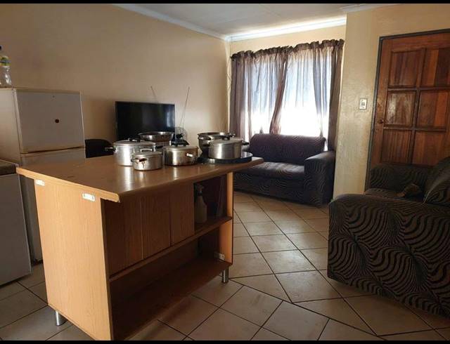 6 BEDROOM HOUSE FOR SALE IN PHILIP NEL PARK